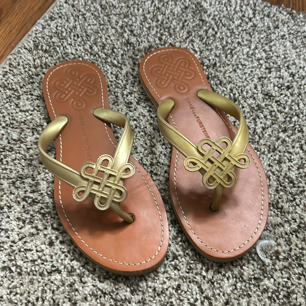 DIANE VON FURSTENBERG Love Knot flip flop thong sandals 9